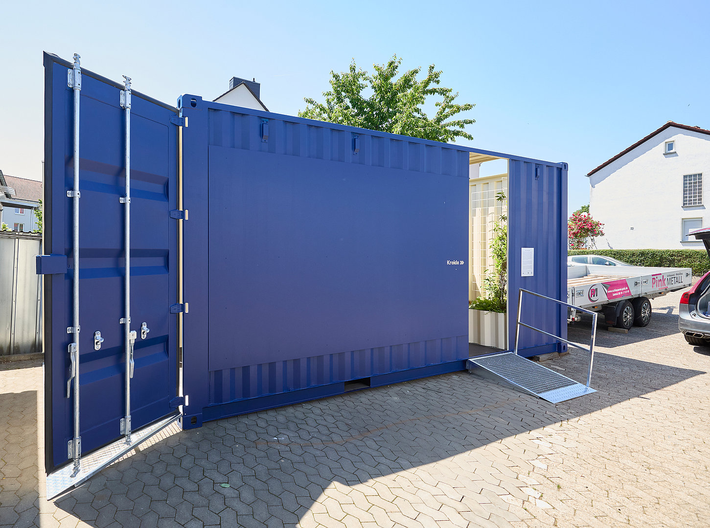 Mobile Trauerhaltestelle — geöffneter blauer Container mit Rampe